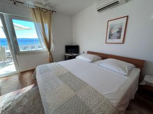 Azure Apartments By The Sea Near City Omiš