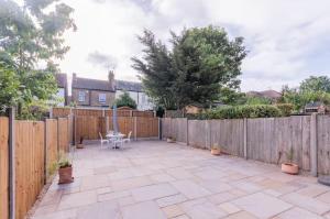 Ground Floor Garden Flat in Westcliff-on-Sea Sleeps 4