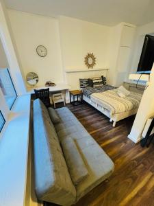 F1 Glasshouse Studio Flat