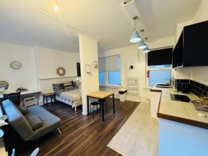 F1 Glasshouse Studio Flat