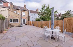 Ground Floor Garden Flat in Westcliff-on-Sea Sleeps 4