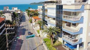 1076 Praia de bombinhas com 3 suítes ótima opção.