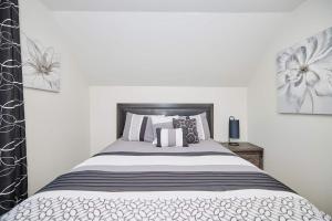 3 Bedroom -Walk to the Falls