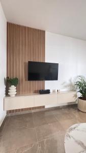 Luxury Beach Villa 2 min Walk to Sea & Airport