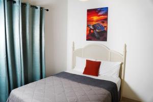 3 Bedroom Townhome walk to Restaurants Gated property AC