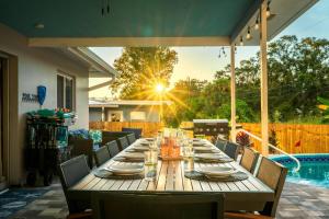 Mins to Beach, Heated Pool, MiniGolf, Firepit