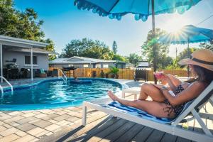 Mins to Beach, Heated Pool, MiniGolf, Firepit