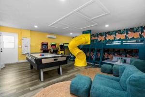 Mins to Beach, Heated Pool, MiniGolf, Firepit