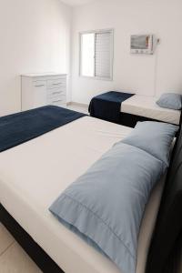 Apartamento Guarujá Enseada, 500 metros da praia, estacionamento, ótima localização