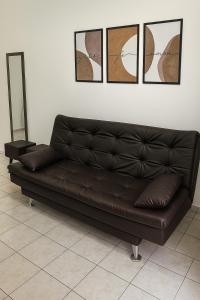 Apartamento Guarujá Enseada, 500 metros da praia, estacionamento, ótima localização