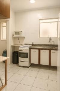 Apartamento Guarujá Enseada, 500 metros da praia, estacionamento, ótima localização