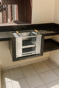 Apartamento Guarujá Enseada, 500 metros da praia, estacionamento, ótima localização