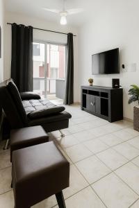 Apartamento Guarujá Enseada, 500 metros da praia, estacionamento, ótima localização