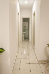 Apartamento Guarujá Enseada, 500 metros da praia, estacionamento, ótima localização