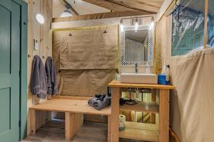 Nature Retreat Cozy tentHVACSpa Bath