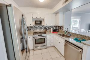 Ocean View 3BR Pelicans WatchPoolSteps to Beach