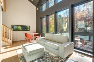 4 Mi to Dtwn Brevard Modern Pisgah Forest Getaway