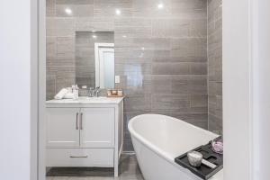 Modern 2BR - 2 Full Bathrooms - Trendy Location