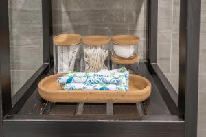 Modern 2BR - 2 Full Bathrooms - Trendy Location