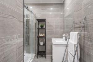 Modern 2BR - 2 Full Bathrooms - Trendy Location