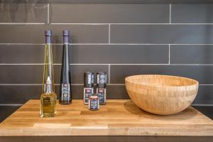 Modern 2BR - 2 Full Bathrooms - Trendy Location