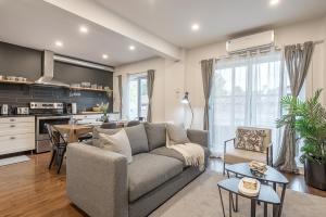 Modern 2BR - 2 Full Bathrooms - Trendy Location