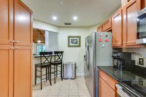 5 Mi to Anna Maria Island: Apt w Pool Access!