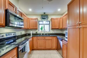 5 Mi to Anna Maria Island: Apt w Pool Access!