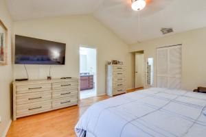 5 Mi to Anna Maria Island: Apt w Pool Access!