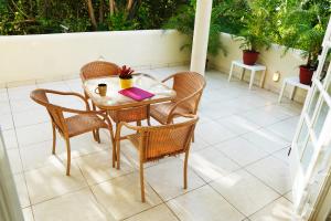 3 Bedroom Townhome walk to Restaurants Gated property AC