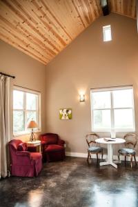 Private Romantic Cottage for an Unforgettable Couples Retreat to Texas Hill Country near Dripping Springs, Texas