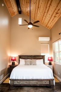 Private Romantic Cottage for an Unforgettable Couples Retreat to Texas Hill Country near Dripping Springs, Texas