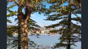 3 Bed Beachfront Apartment Steps to Ferry & Beach