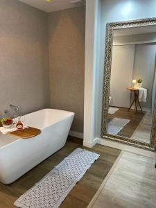 Loft novo com banheira de imersão a 5min da Vila Germânica ar e garagem