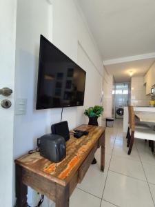 5E - Apartamento 2 Quartos com Ar cond, Sala, Cozinha, 2 Banheiros, 1 Garagem, Frente Mar