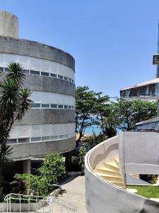 5E - Apartamento 2 Quartos com Ar cond, Sala, Cozinha, 2 Banheiros, 1 Garagem, Frente Mar