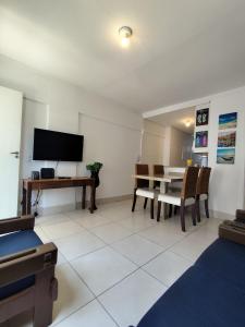 Apto 5E - 2 Quartos com Ar Condicionado, 2 Banheiros, 1 vaga e Internet - Frente ao Mar