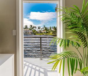 Waterfront Intercoastal, Walk to the Beach, Pool & Hot Tub, Watch the Boats