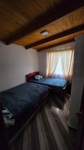 Cabaña rústica con encanto y luces cálidas para noches inolvidables