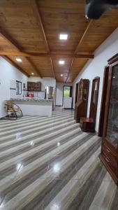 Cabaña rústica con encanto y luces cálidas para noches inolvidables