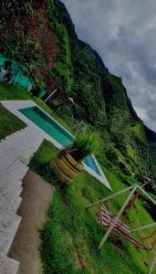 Cabaña rústica con encanto y luces cálidas para noches inolvidables