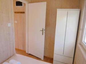 Holiday homes with swimming pool, close to the sea