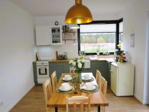 Green Hill Domyslow, 6 persons