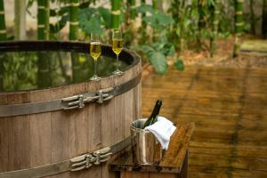 Romantic Mirror-Clad Tiny with Private Hot Tub