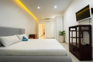 Modern 2 Bedroom Apartment Next to the Promenade R2