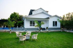 Alaya Stays Nathaniel 3 BHK Pet friendly Farmhouse with Pool & Garden