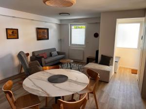 Petite maison indépendante avec garage attenant