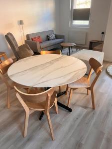 Petite maison indépendante avec garage attenant