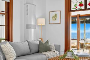Seavista on the Esplanade - Sunlit Beachfront Escape