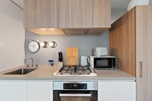 Skyline City Views with 75 Inch TV & Pool Gym Sauna